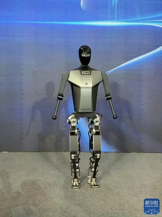 全球首例纯电驱动全尺寸人形机器人“天工”亮相中关村